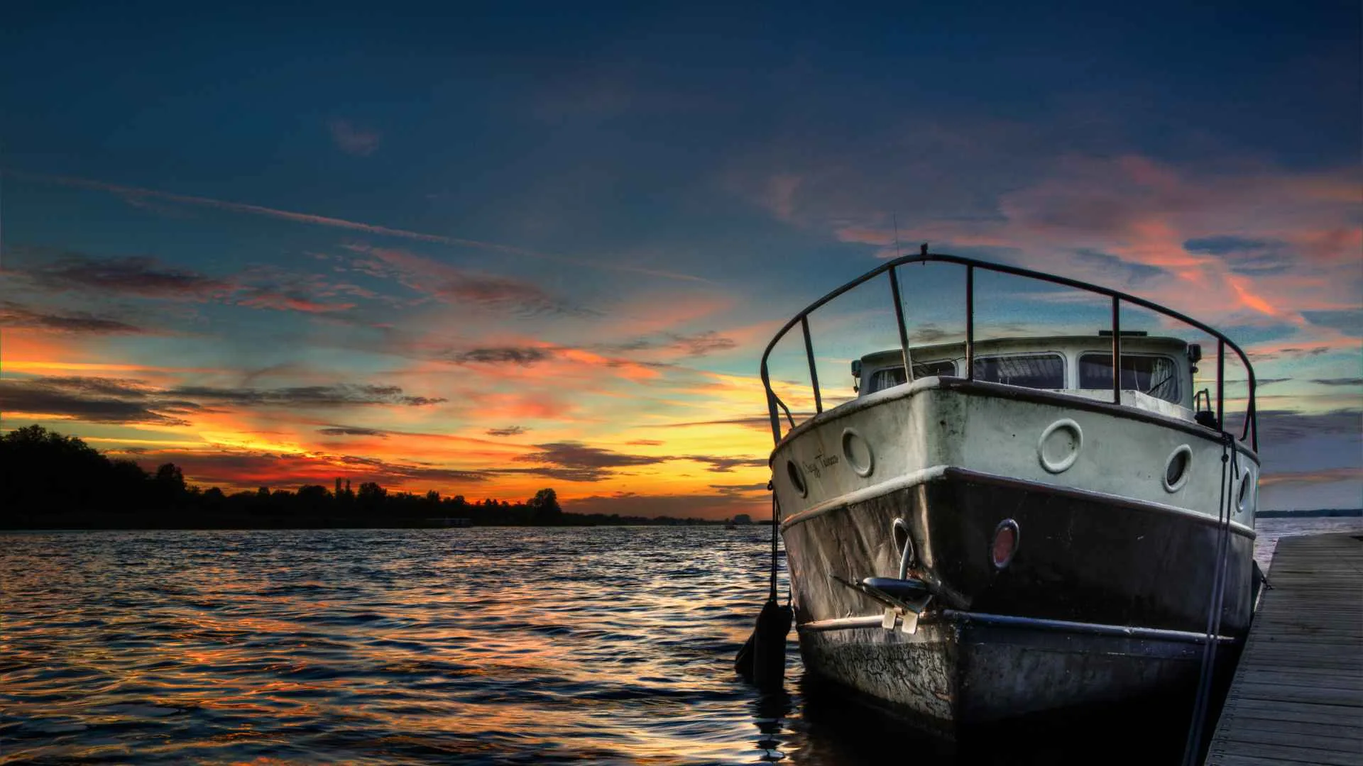 How to Remove Water Stains from a Fiberglass Boat? Guide