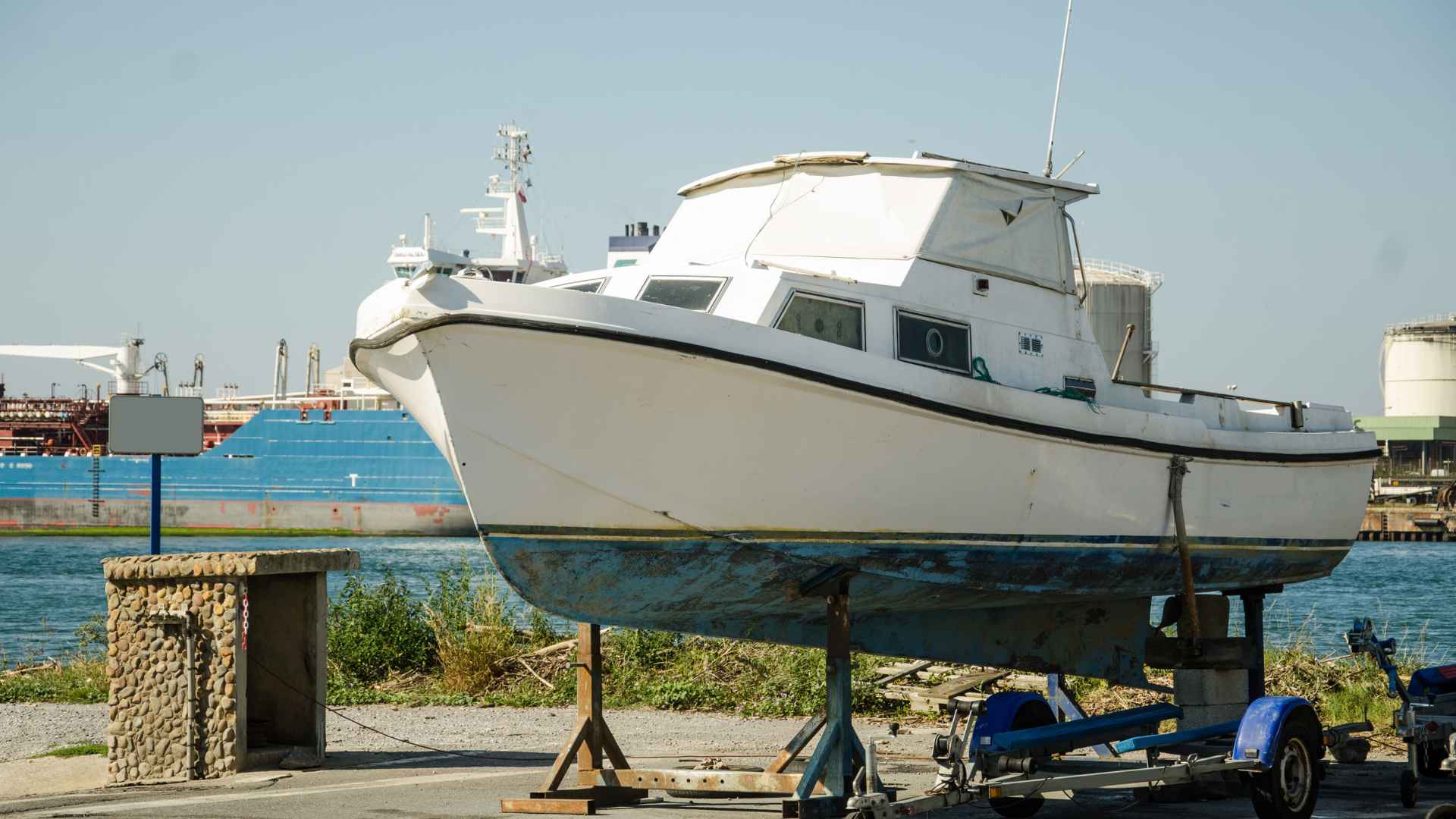 How Should a Boat Sit on a Trailer? All You Need to Know How Should a Boat Sit on a Trailer? All You Need to Know