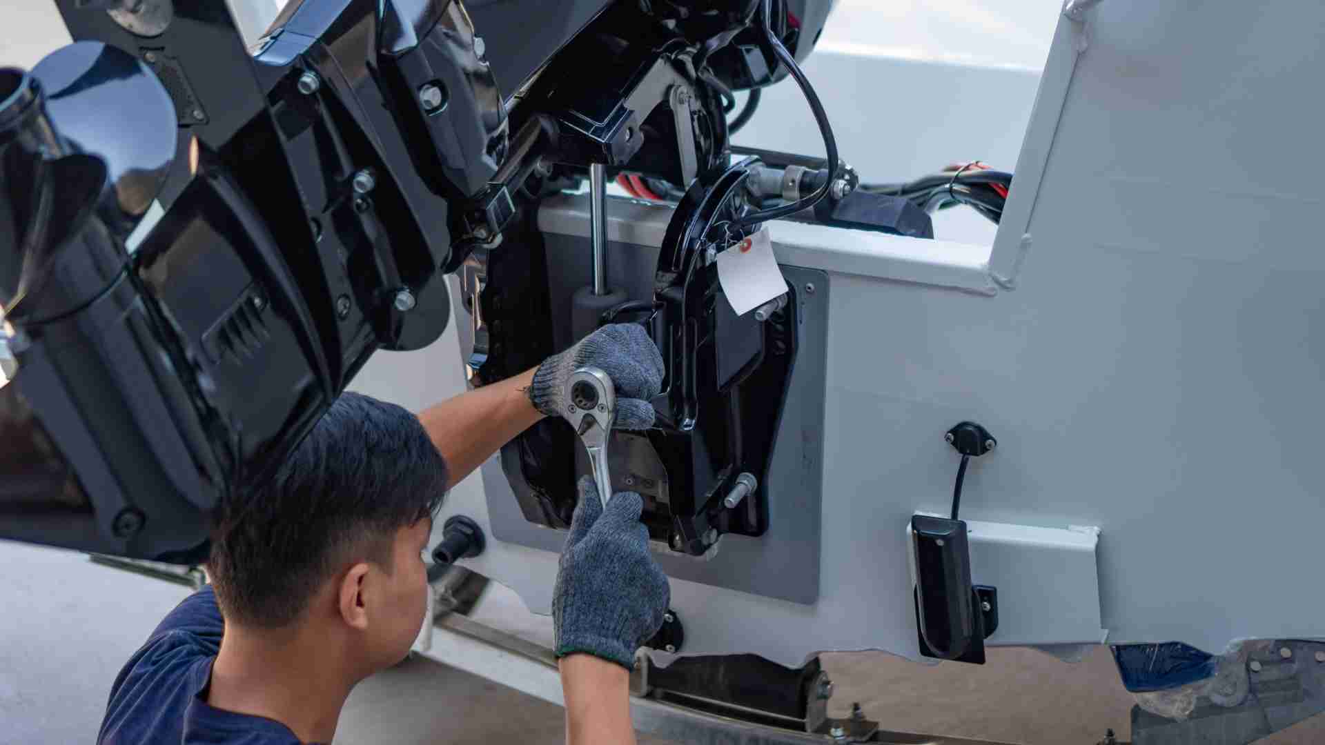 8 Differences Between Inboard and Outboard Boat Engines