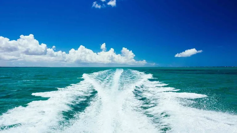 7 Advantages of a Deep V Hull for Offshore Boating
