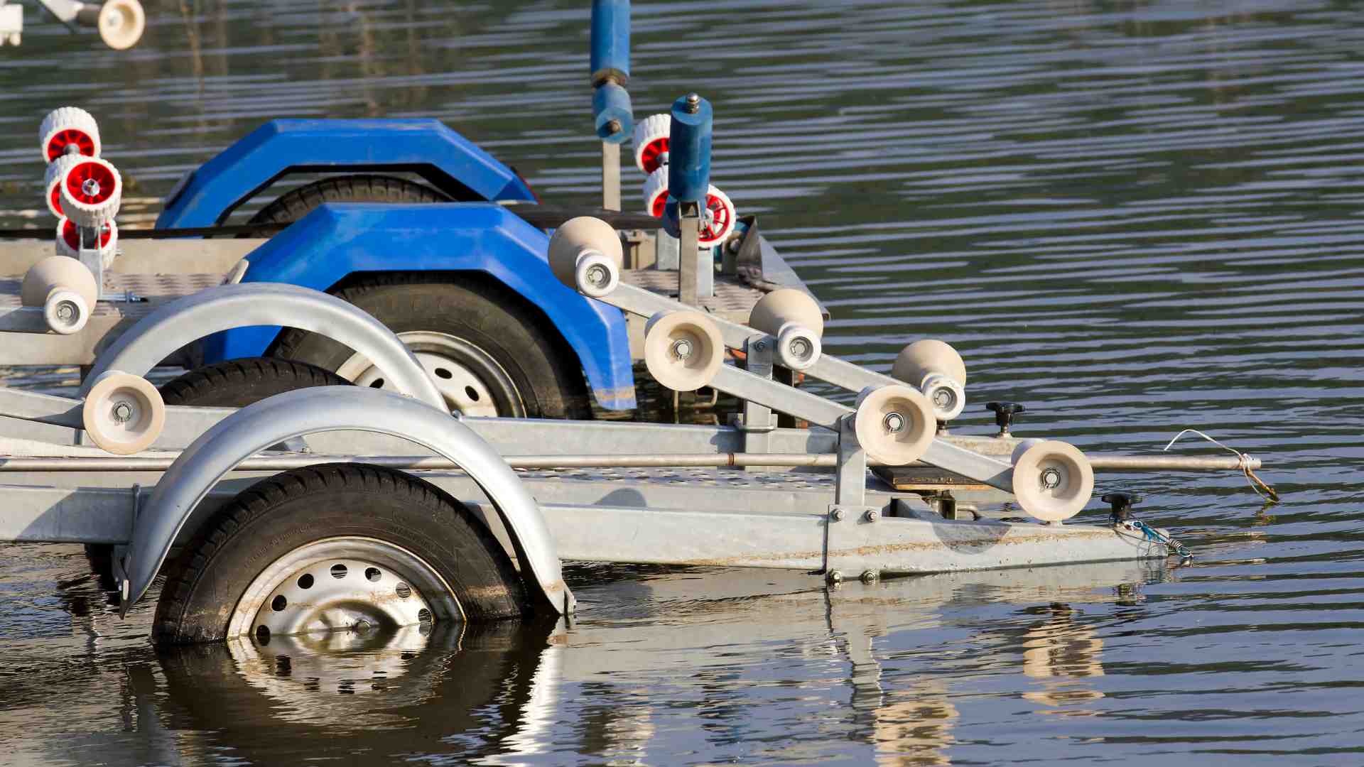 What are the steps to properly trailer a boat and launch it at a ramp