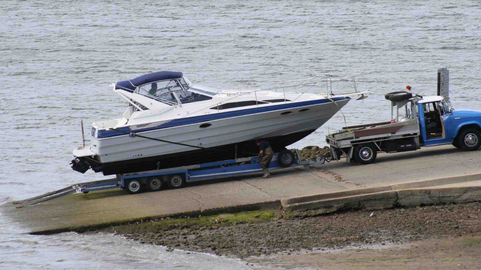 What are the steps to properly trailer a boat and launch it at a ramp