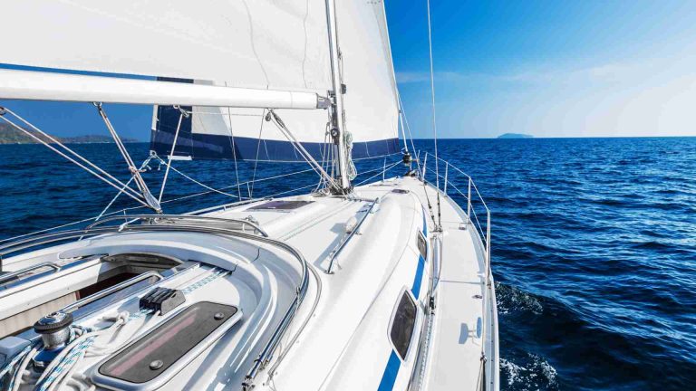 8 Differences Between Monohull and Catamaran Sailboats