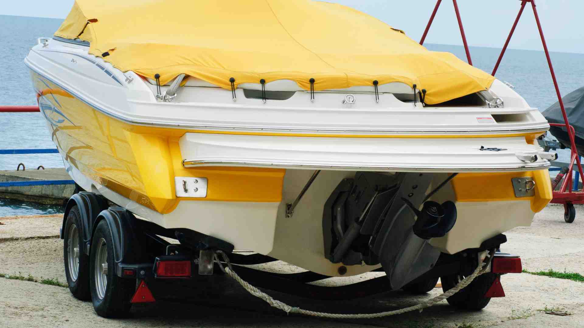 What are the steps to properly trailer a boat and launch it at a ramp