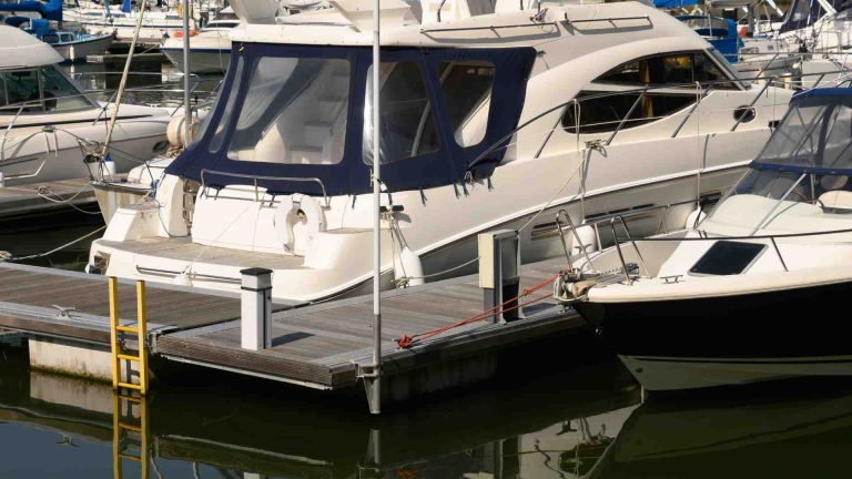 How to Dock a Pontoon Boat Like a Pro?