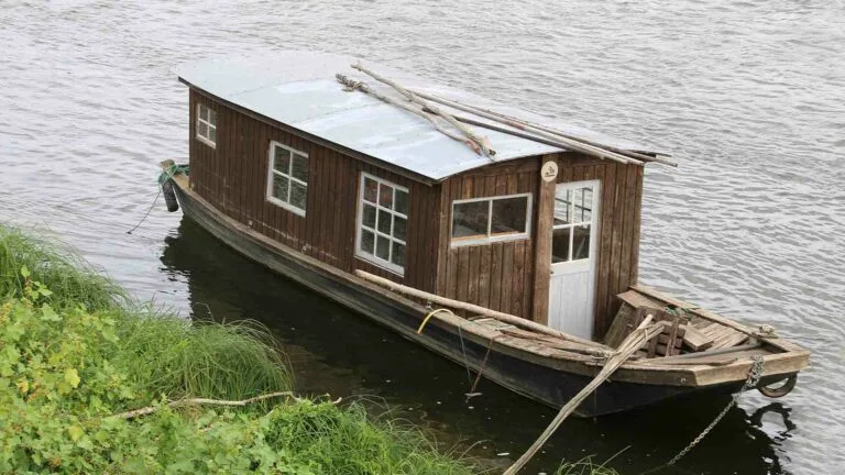 Creating the Perfect Houseboat Interior: Guide