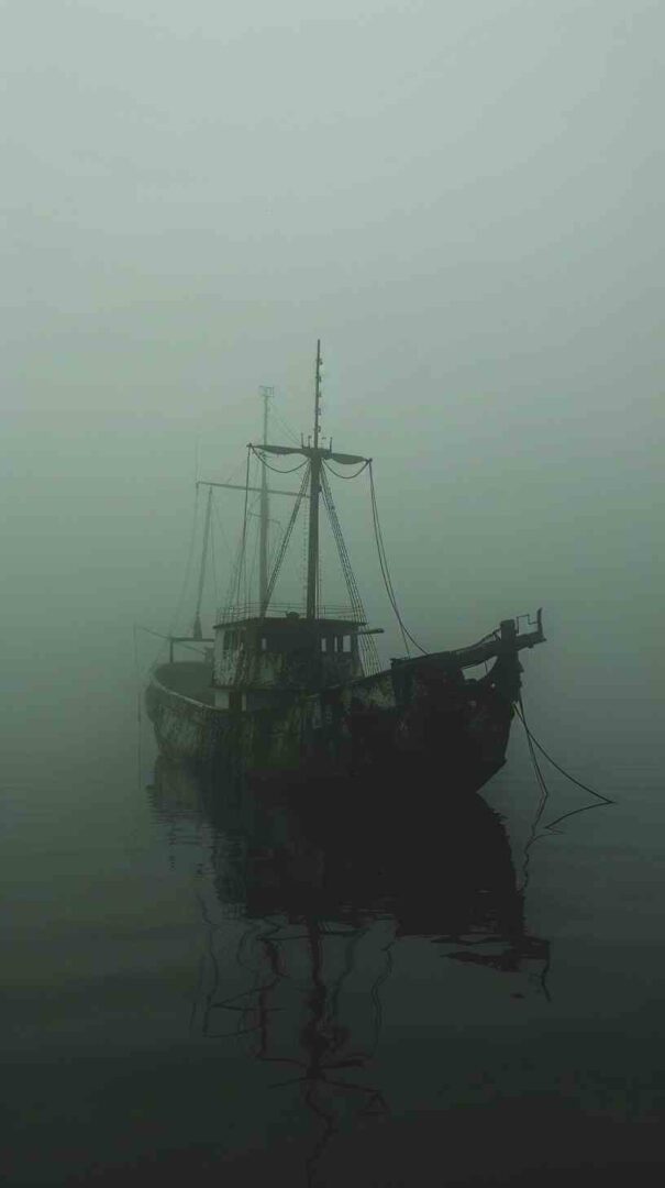 Sinking Boat Image 4K HD Wallpapers