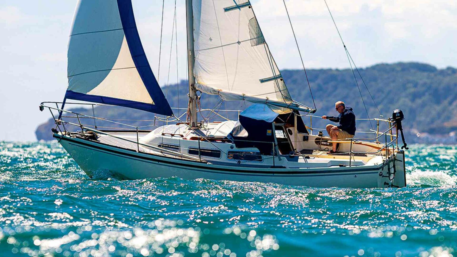 13 Best Liveaboard Sailboats (under 30 & 50 ft)