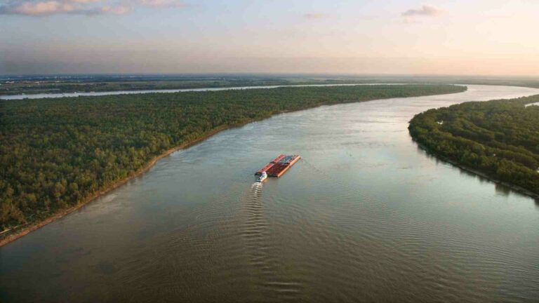 How Far Can You Sail Up the Mississippi? (5 Boat Types)