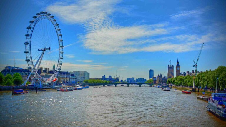 How Far Can You Sail Up the Thames (5 Boat Types)