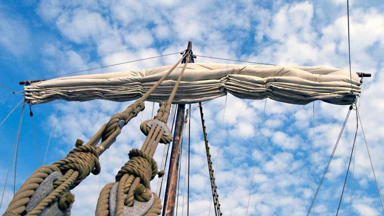 Raising the Mainsail Single Handed: 5 Pro Tips