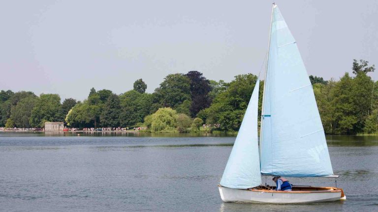 What’s the Best Rig for Single-Handed Sailing?